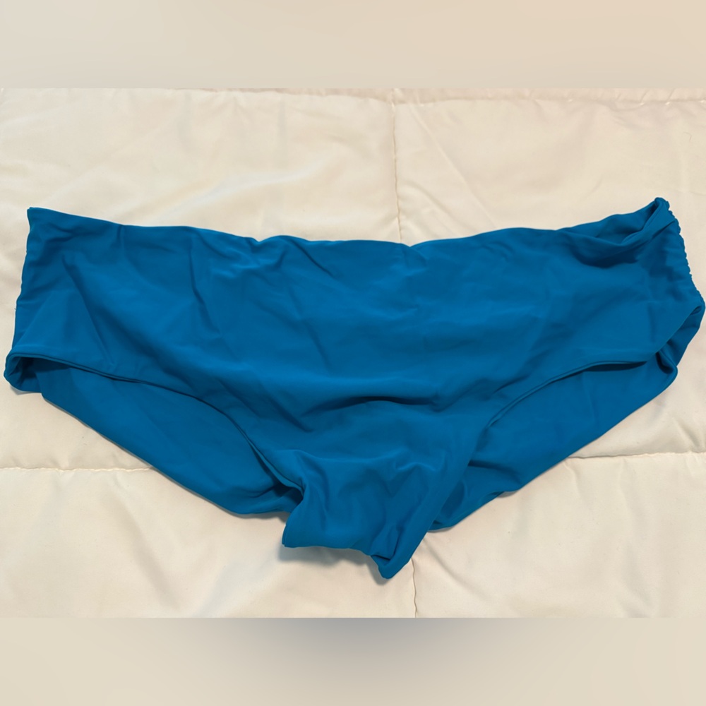 EUC Fused Hawaii Waterfall Kona Bottom